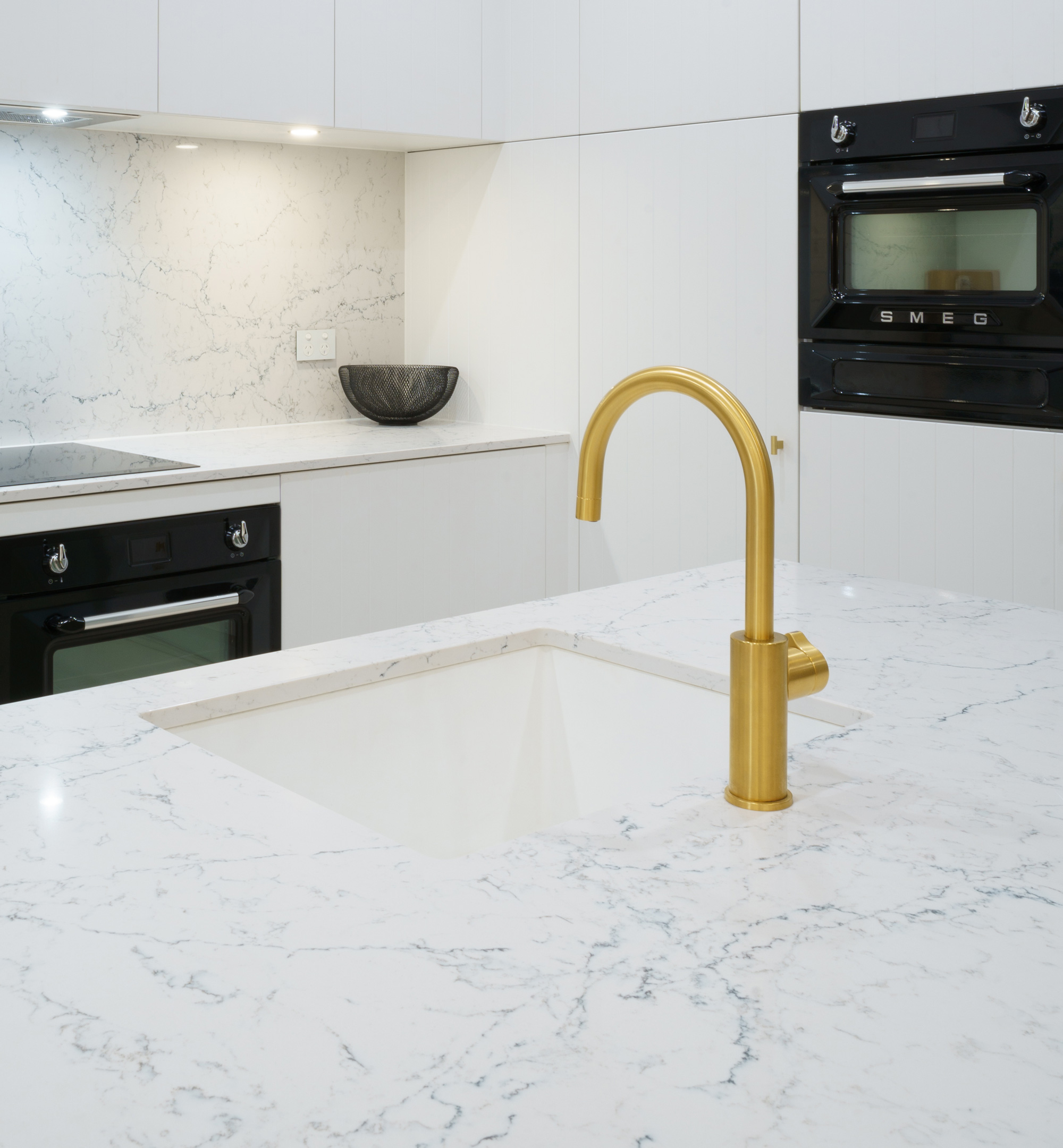 Vilo pull out mixer in bright gold with a white large bowl undermount sink