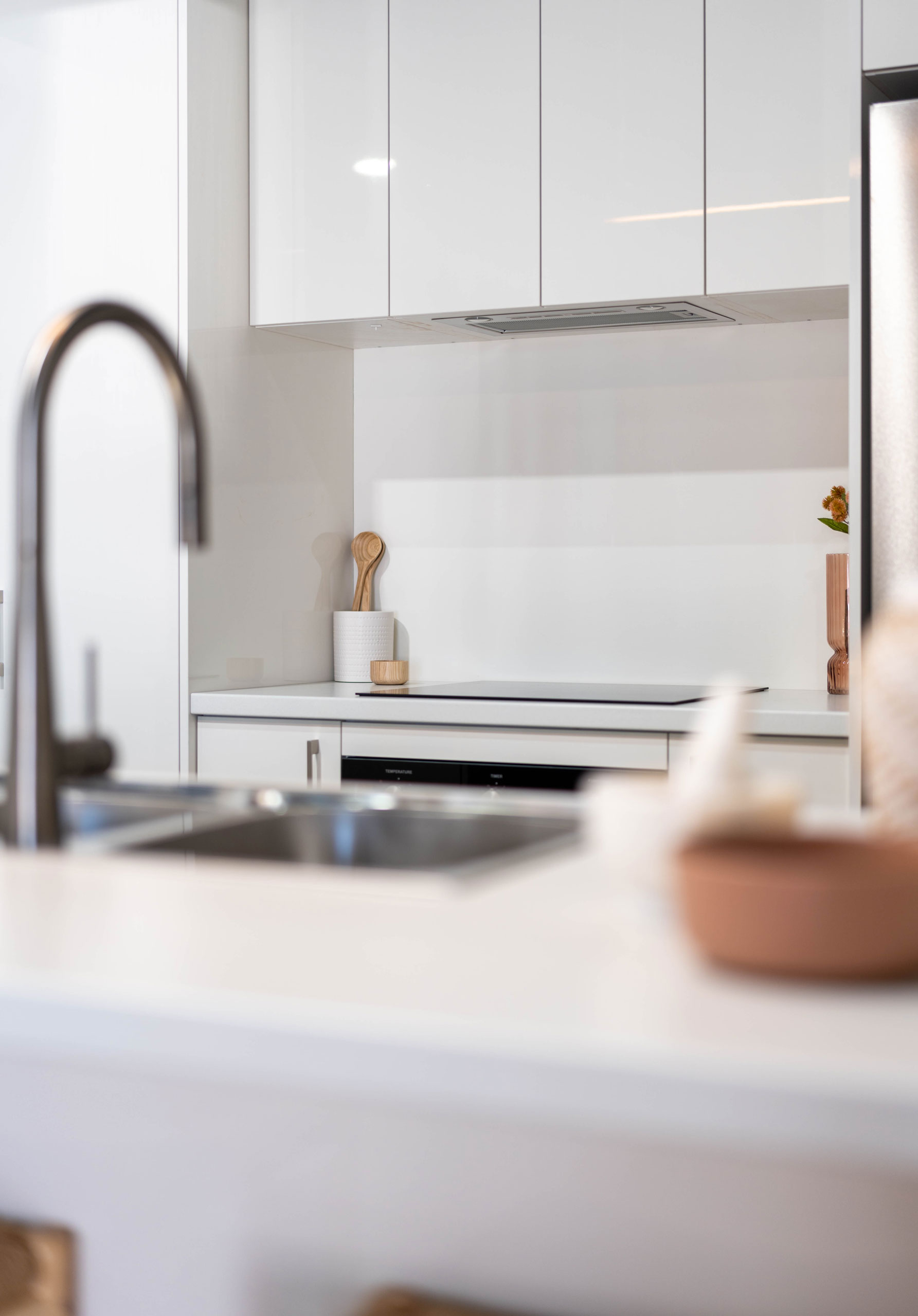 Image of a white Kitchen and using accessories to add a pop of colour